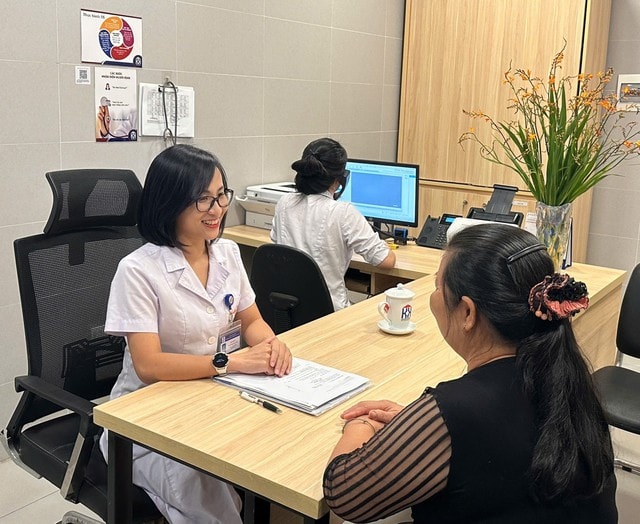 Từ hóa trị truyền thống đến liệu pháp trúng đích: Hy vọng mới cho bệnh nhân ung thư buồng trứng- Ảnh 1.