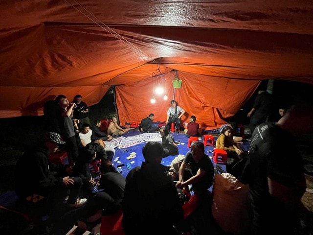 Triệt xóa đường dây đánh bạc giữa rừng cao su- Ảnh 1.