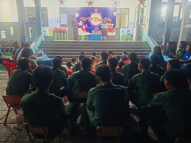 Trung thu ý nghĩa của trẻ em biên giới, hải đảo- Ảnh 1.