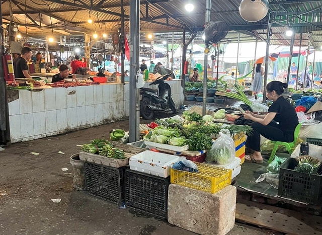 Chưa kịp khô sạp hàng, tiểu thương tại Hà Nội lại tất bật chống ngập- Ảnh 1. Chưa kịp khô sạp hàng, tiểu thương tại Hà Nội lại tất bật chống ngập- Ảnh 1.