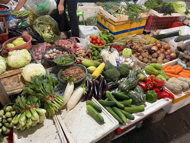 Chưa kịp khô sạp hàng, tiểu thương tại Hà Nội lại tất bật chống ngập- Ảnh 6. Chưa kịp khô sạp hàng, tiểu thương tại Hà Nội lại tất bật chống ngập- Ảnh 6.