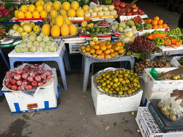 Chưa kịp khô sạp hàng, tiểu thương tại Hà Nội lại tất bật chống ngập- Ảnh 5. Chưa kịp khô sạp hàng, tiểu thương tại Hà Nội lại tất bật chống ngập- Ảnh 5.