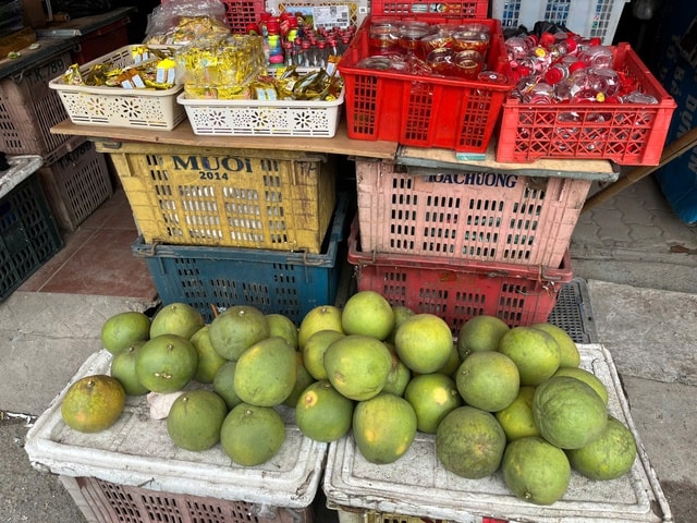 Chưa kịp khô sạp hàng, tiểu thương tại Hà Nội lại tất bật chống ngập- Ảnh 4. Chưa kịp khô sạp hàng, tiểu thương tại Hà Nội lại tất bật chống ngập- Ảnh 4.