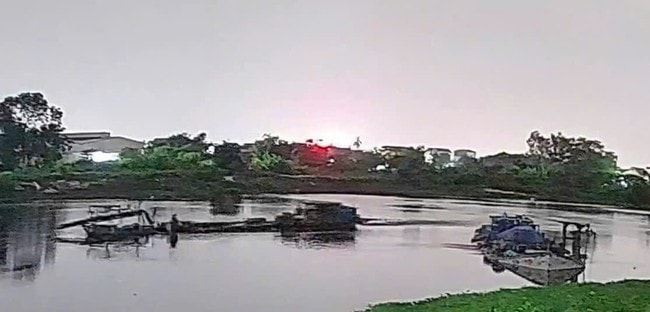 Hải Phòng: Bắt giữ phương tiện khai thác cát trái phép trên sông Sặt- Ảnh 1.