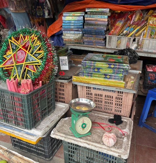 Chưa kịp khô sạp hàng, tiểu thương tại Hà Nội lại tất bật chống ngập- Ảnh 3. Chưa kịp khô sạp hàng, tiểu thương tại Hà Nội lại tất bật chống ngập- Ảnh 3.
