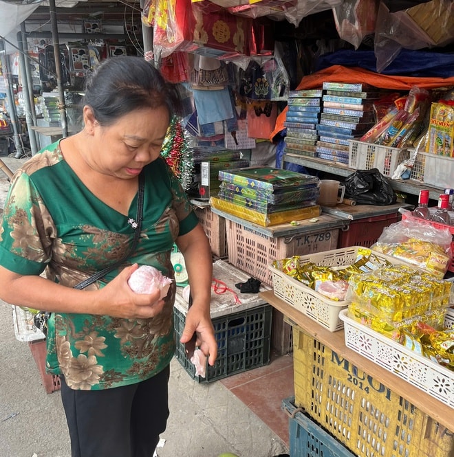 Chưa kịp khô sạp hàng, tiểu thương tại Hà Nội lại tất bật chống ngập- Ảnh 2. Chưa kịp khô sạp hàng, tiểu thương tại Hà Nội lại tất bật chống ngập- Ảnh 2.