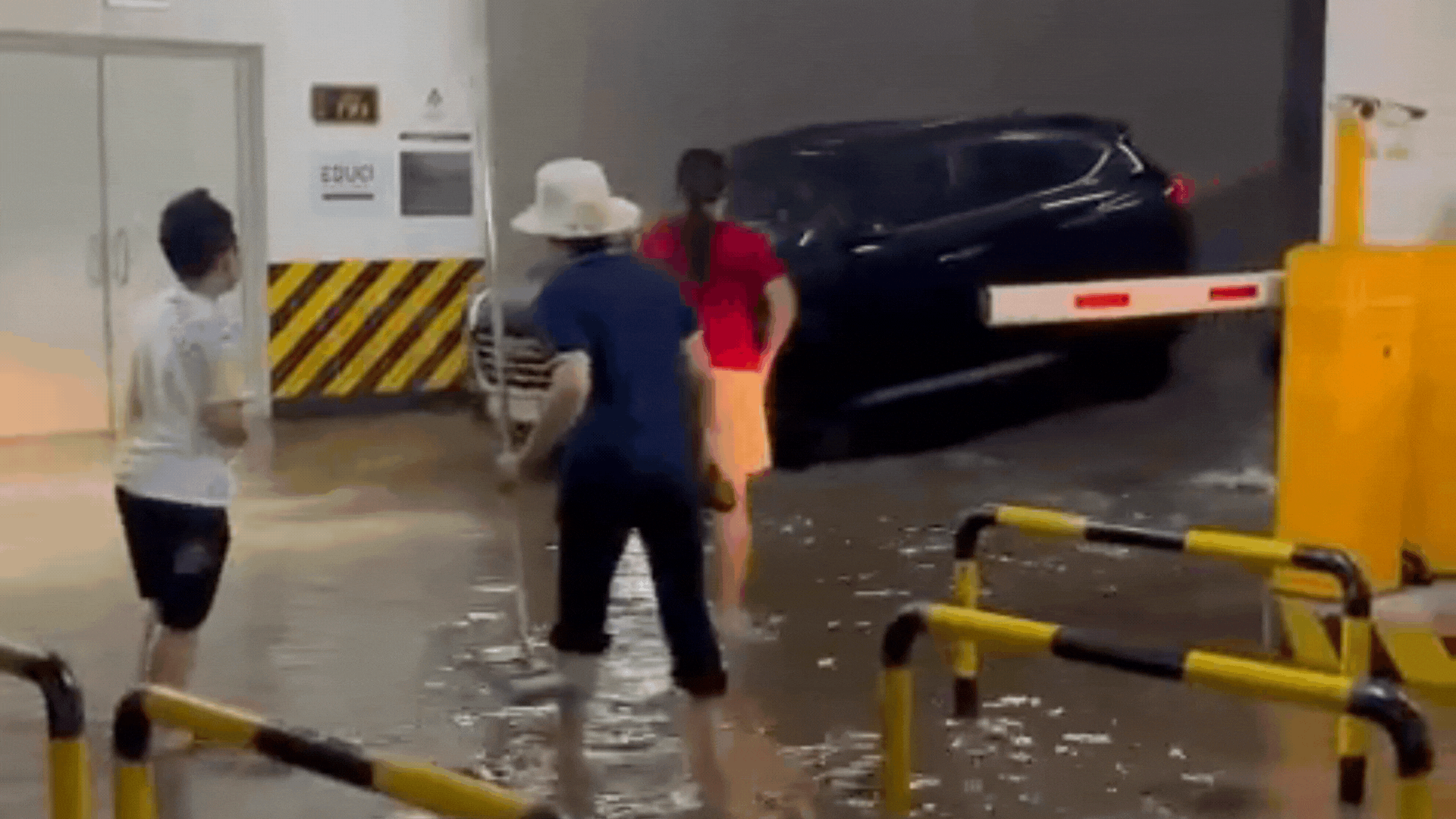 Hà Nội: Ô tô, xe máy lại 'bơi' trong biển nước sau mưa lớn do bão số 11- Ảnh 9.