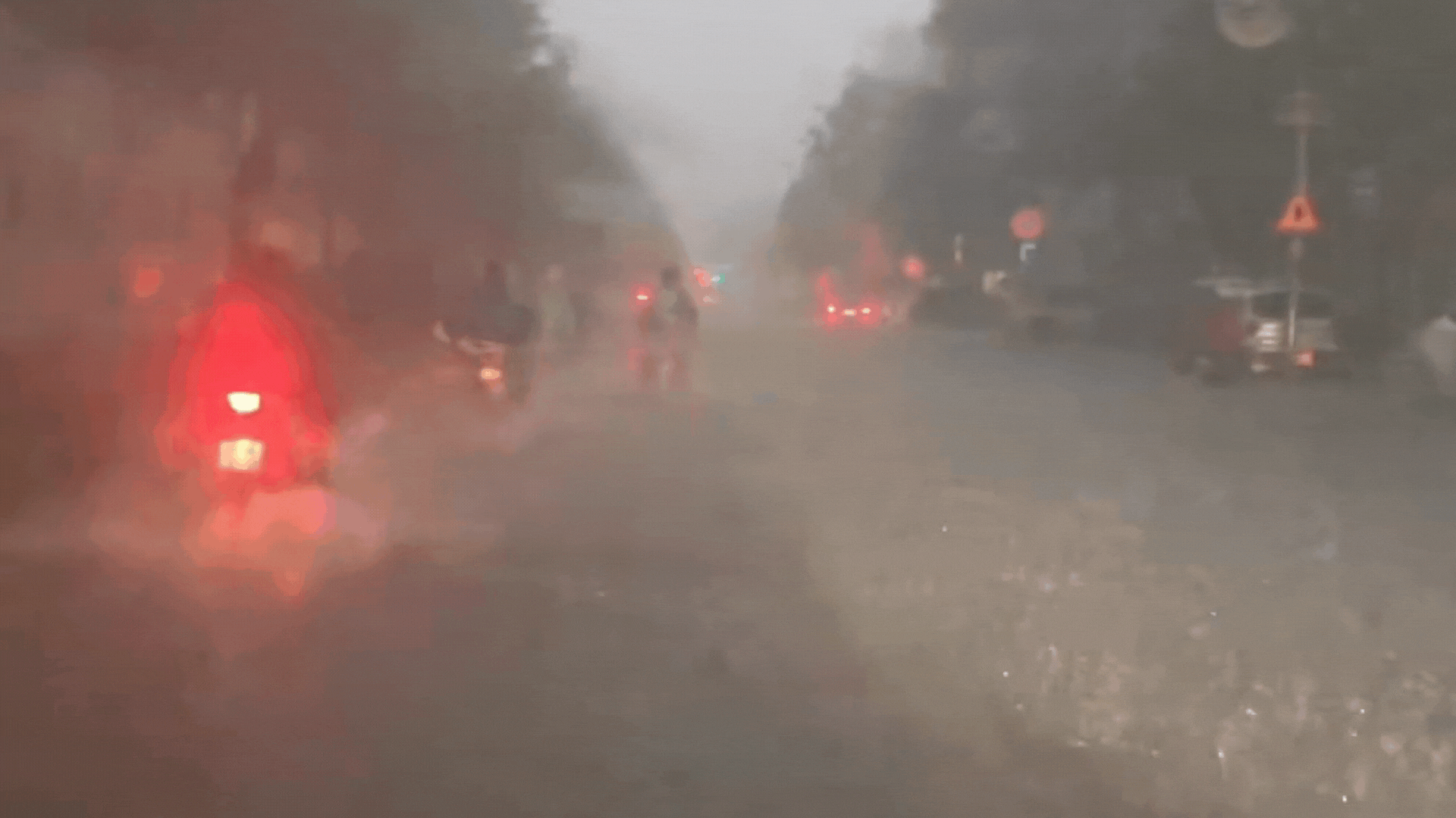 Hà Nội: Ô tô, xe máy lại 'bơi' trong biển nước sau mưa lớn do bão số 11- Ảnh 5.