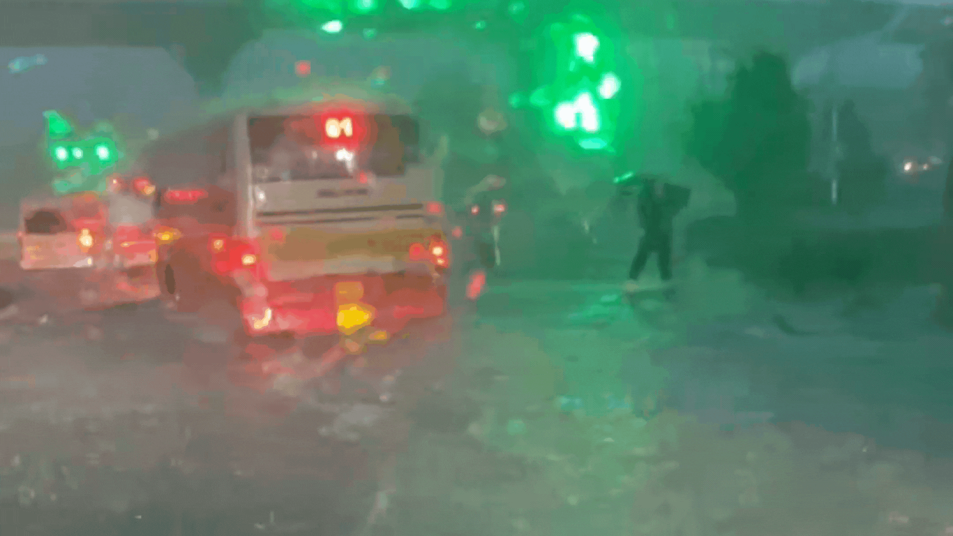 Hà Nội: Ô tô, xe máy lại 'bơi' trong biển nước sau mưa lớn do bão số 11- Ảnh 3.