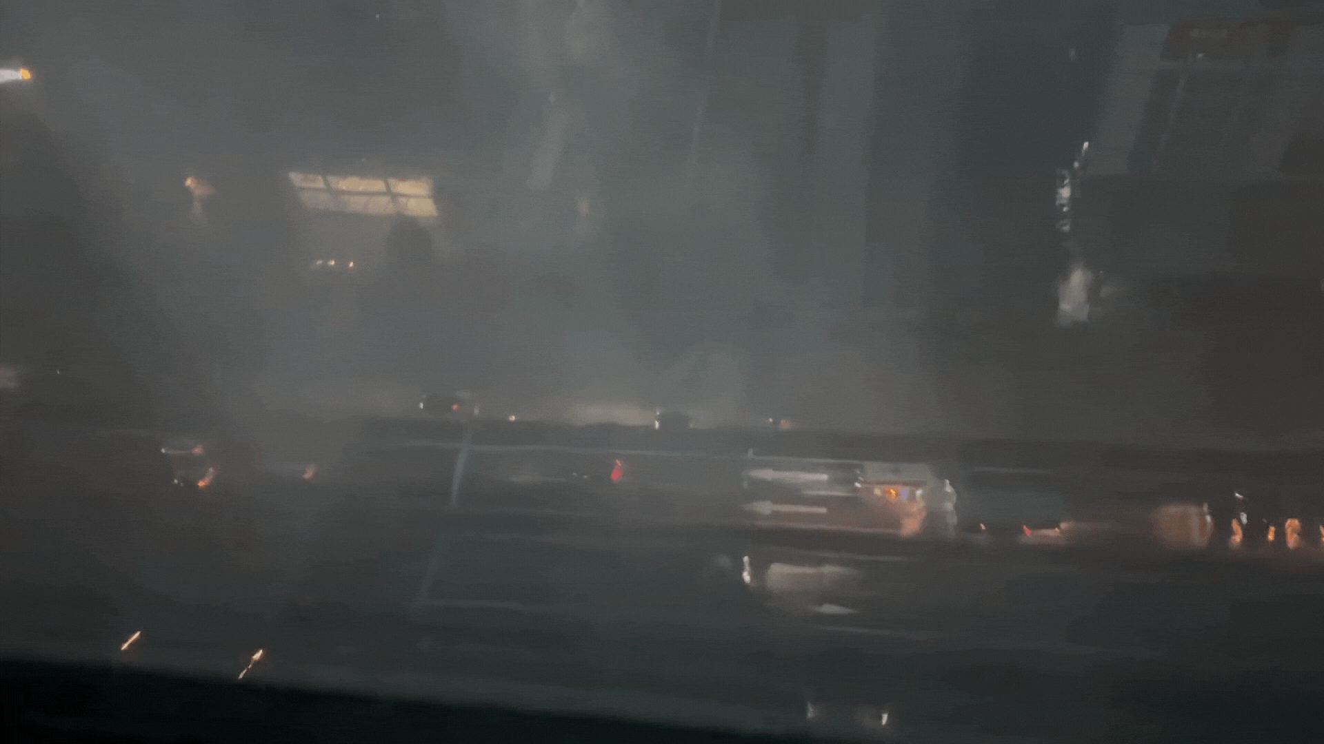 Hà Nội: Ô tô, xe máy lại 'bơi' trong biển nước sau mưa lớn do bão số 11- Ảnh 2.