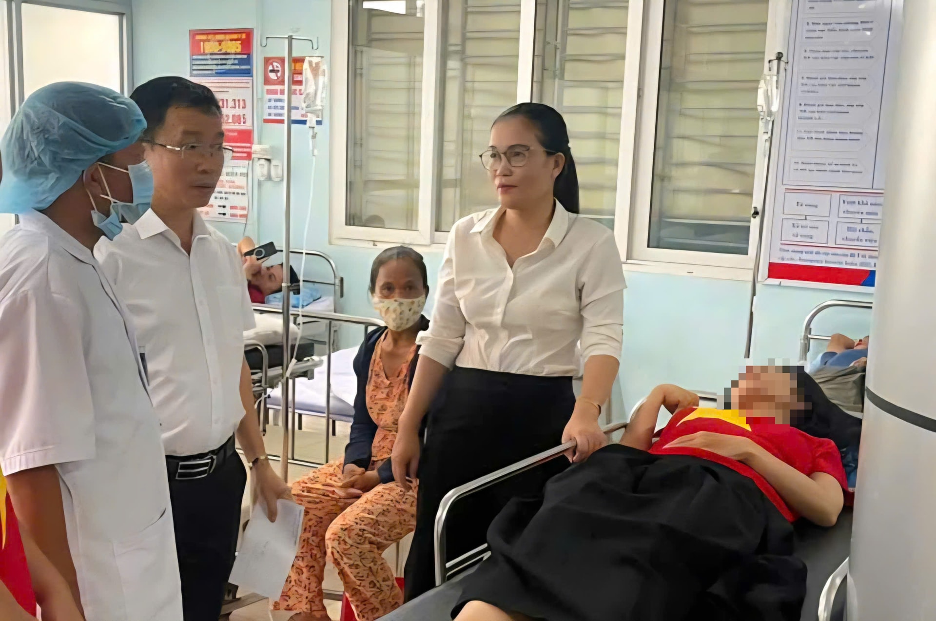 Khoảnh khắc va chạm giữa 2 ô tô khiến 4 người thương vong- Ảnh 1.