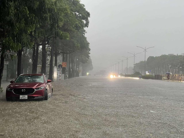 LIVE: Hà Nội mưa trắng trời, nhiều nơi lại ngập sâu- Ảnh 1. LIVE: Hà Nội mưa trắng trời, nhiều nơi lại ngập sâu- Ảnh 1.