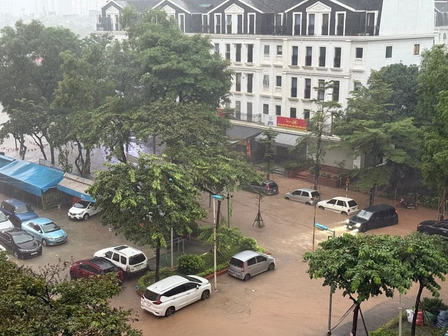 Hà Nội: Ô tô, xe máy lại 'bơi' trong biển nước sau mưa lớn do bão số 11- Ảnh 10.