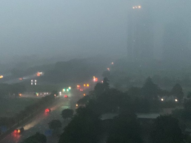 Hà Nội: Ô tô, xe máy lại 'bơi' trong biển nước sau mưa lớn do bão số 11- Ảnh 4.