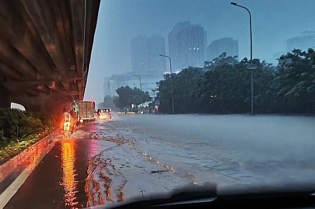 Hà Nội: Ô tô, xe máy lại 'bơi' trong biển nước sau mưa lớn do bão số 11- Ảnh 7.