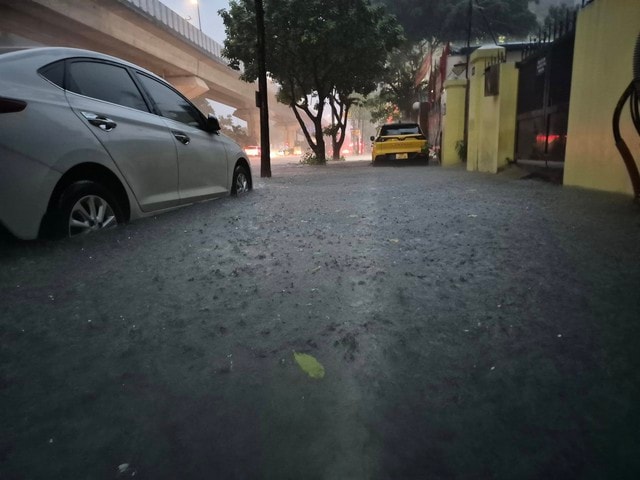 Hà Nội: Ô tô, xe máy lại 'bơi' trong biển nước sau mưa lớn do bão số 11- Ảnh 8.