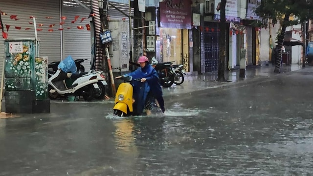 Hà Nội: Ô tô, xe máy lại 'bơi' trong biển nước sau mưa lớn do bão số 11- Ảnh 6.