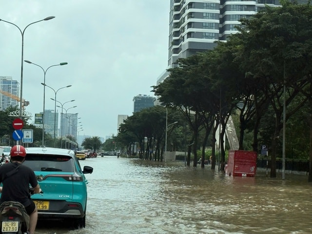 Hà Nội yêu cầu chuẩn bị đầy đủ máy móc xử lý ngập úng do mưa lớn ảnh hưởng bão số 11- Ảnh 1. Hà Nội yêu cầu chuẩn bị đầy đủ máy móc xử lý ngập úng do mưa lớn ảnh hưởng bão số 11- Ảnh 1.