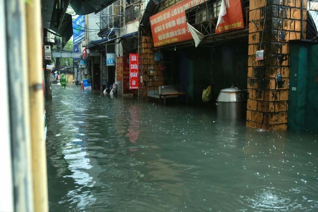 CSGT kịp thời phát hiện rò điện tại khu vực ngập nước- Ảnh 1. CSGT kịp thời phát hiện rò điện tại khu vực ngập nước- Ảnh 1.