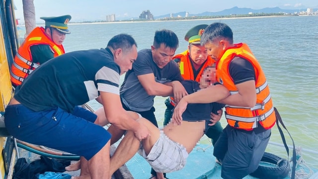 Bộ đội biên phòng hỗ trợ đưa ngư dân đột quỵ khi đang kéo lưới đi cấp cứu- Ảnh 1. Bộ đội biên phòng hỗ trợ đưa ngư dân đột quỵ khi đang kéo lưới đi cấp cứu- Ảnh 1.