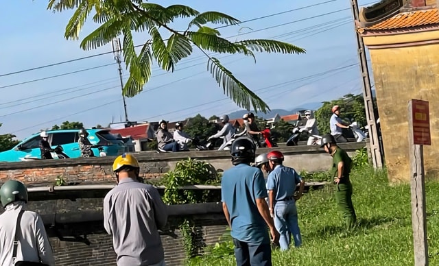 Khống chế đối tượng tấn công người thân- Ảnh 1. Khống chế đối tượng tấn công người thân- Ảnh 1.