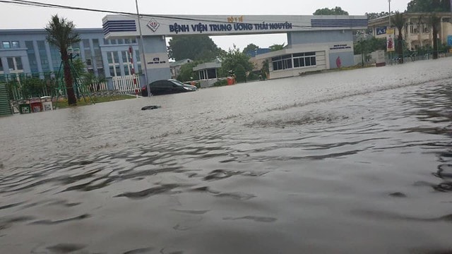 Hàng trăm nhà ngập, nhiều khu dân cư bị cô lập do mưa lớn sau bão số 11 tại Thái Nguyên và Bắc Ninh- Ảnh 2. Hàng trăm nhà ngập, nhiều khu dân cư bị cô lập do mưa lớn sau bão số 11 tại Thái Nguyên và Bắc Ninh- Ảnh 2.