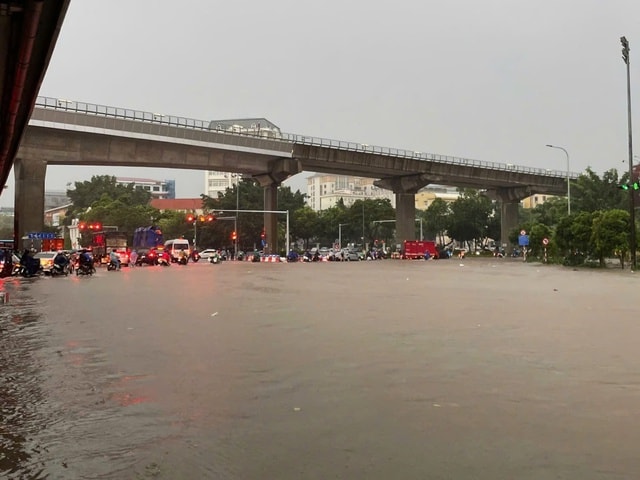 Hà Nội: Ô tô, xe máy lại 'bơi' trong biển nước sau mưa lớn do bão số 11- Ảnh 11.