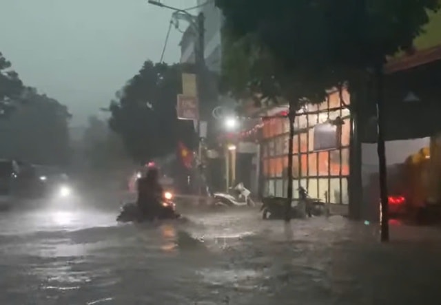 Hà Nội: Ô tô, xe máy lại 'bơi' trong biển nước sau mưa lớn do bão số 11- Ảnh 12.