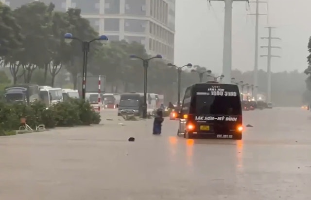 Hà Nội: Ô tô, xe máy lại 'bơi' trong biển nước sau mưa lớn do bão số 11- Ảnh 13.