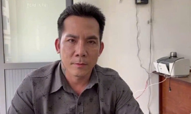 Sau va chạm giao thông, người đàn ông đấm và tát vào mặt người khác- Ảnh 1. Sau va chạm giao thông, người đàn ông đấm và tát vào mặt người khác- Ảnh 1.