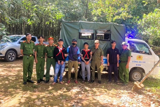 Hai tên trộm ra đầu thú sau khi chia nhau tiền từ việc bán xe trộm cắp- Ảnh 1. Hai tên trộm ra đầu thú sau khi chia nhau tiền từ việc bán xe trộm cắp- Ảnh 1.