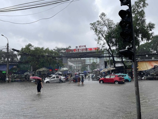 Bệnh nhân ung thư khổ sở lội nước vào Bệnh viện K Tân Triều- Ảnh 1. Bệnh nhân ung thư khổ sở lội nước vào Bệnh viện K Tân Triều- Ảnh 1.