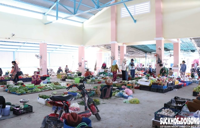 Chợ mới đầu tư tiền tỷ vắng như chùa Bà Đanh, chợ 'chồm hổm' lại tấp nập- Ảnh 4. Chợ mới đầu tư tiền tỷ vắng như chùa Bà Đanh, chợ 'chồm hổm' lại tấp nập- Ảnh 4.