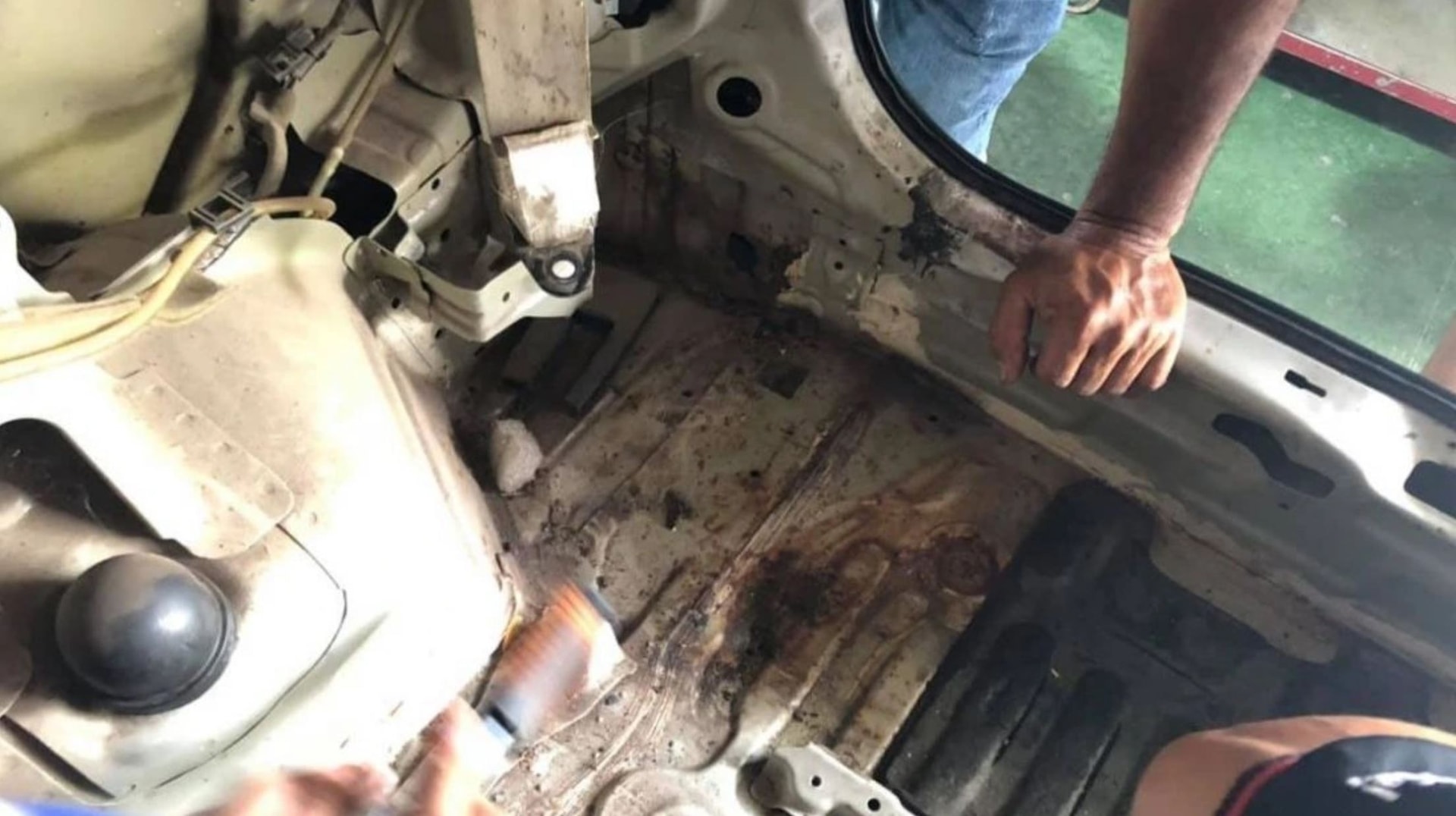 Cách nhận biết ô tô bị ngập nước, thuỷ kích - 2