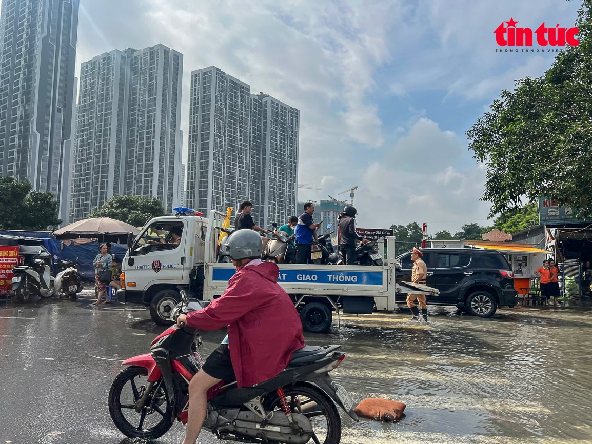 Hà Nội tập trung khắc phục 62 điểm ngập úng, đảm bảo giao thông an toàn- Ảnh 5. Hà Nội tập trung khắc phục 62 điểm ngập úng, đảm bảo giao thông an toàn- Ảnh 5.