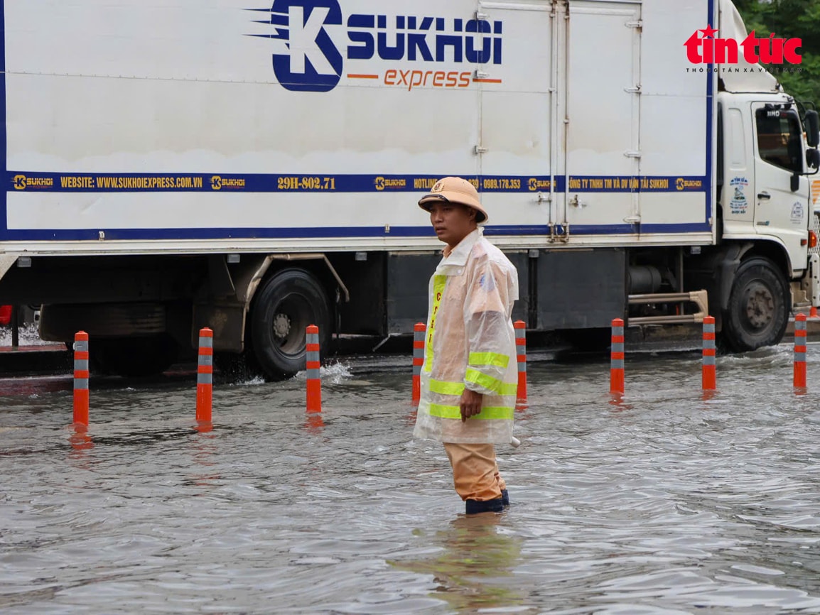 Hà Nội tập trung khắc phục 62 điểm ngập úng, đảm bảo giao thông an toàn- Ảnh 9. Hà Nội tập trung khắc phục 62 điểm ngập úng, đảm bảo giao thông an toàn- Ảnh 9.