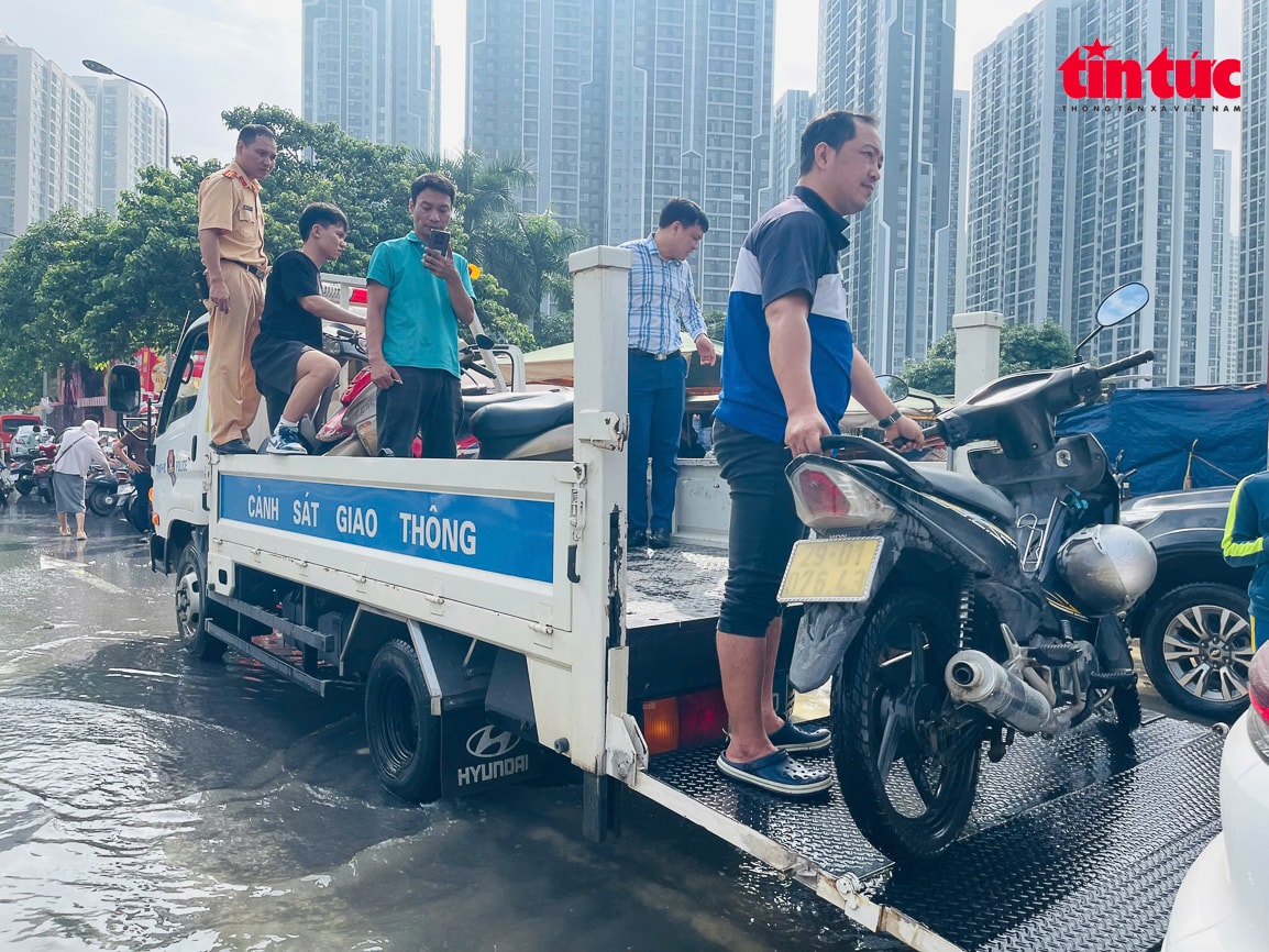 Hà Nội tập trung khắc phục 62 điểm ngập úng, đảm bảo giao thông an toàn- Ảnh 6. Hà Nội tập trung khắc phục 62 điểm ngập úng, đảm bảo giao thông an toàn- Ảnh 6.
