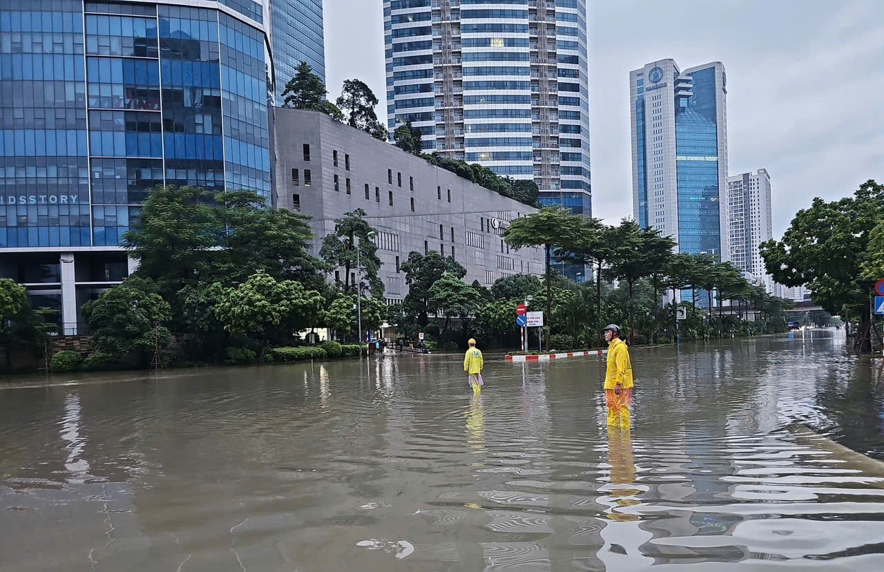 Hà Nội tập trung khắc phục 62 điểm ngập úng, đảm bảo giao thông an toàn- Ảnh 2. Hà Nội tập trung khắc phục 62 điểm ngập úng, đảm bảo giao thông an toàn- Ảnh 2.