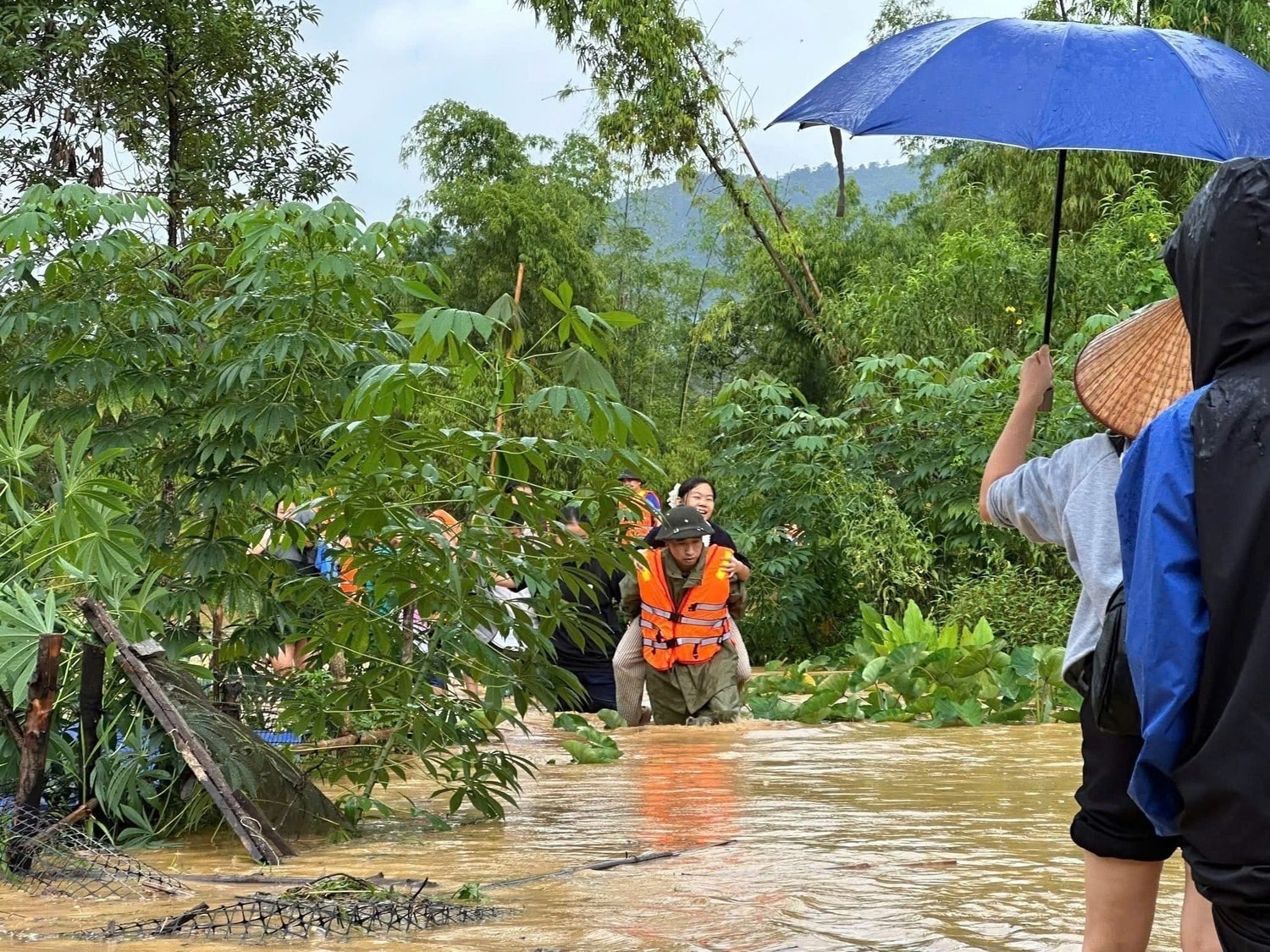 Tại 'rốn lũ' Thái Nguyên: Người dân lên mái nhà cầu cứu, lực lượng chức năng trắng đêm cứu hộ cứu nạn- Ảnh 8. Tại 'rốn lũ' Thái Nguyên: Người dân lên mái nhà cầu cứu, lực lượng chức năng trắng đêm cứu hộ cứu nạn- Ảnh 8.
