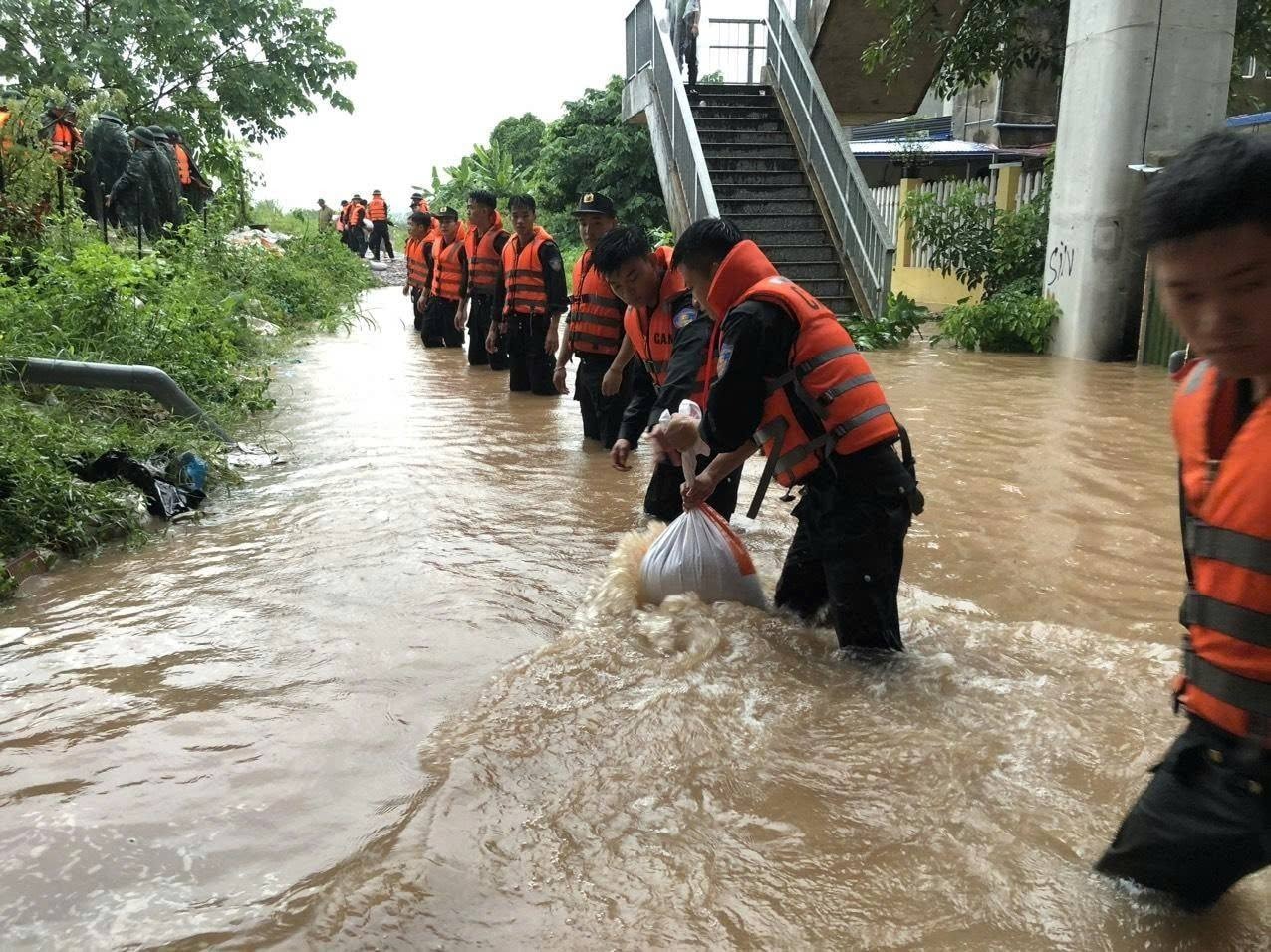 Tại 'rốn lũ' Thái Nguyên: Người dân lên mái nhà cầu cứu, lực lượng chức năng trắng đêm cứu hộ cứu nạn- Ảnh 6. Tại 'rốn lũ' Thái Nguyên: Người dân lên mái nhà cầu cứu, lực lượng chức năng trắng đêm cứu hộ cứu nạn- Ảnh 6.