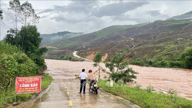 Giải cứu an toàn 12 người bị mưa lũ cô lập ở Bắc Ninh- Ảnh 1. Giải cứu an toàn 12 người bị mưa lũ cô lập ở Bắc Ninh- Ảnh 1.