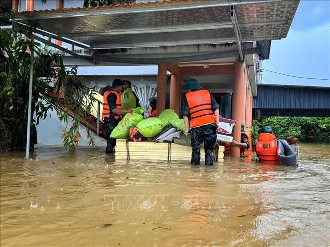 Bắc Ninh: Huy động hàng trăm cán bộ, chiến sỹ hỗ trợ nhân dân trong mưa lũ- Ảnh 2. Bắc Ninh: Huy động hàng trăm cán bộ, chiến sỹ hỗ trợ nhân dân trong mưa lũ- Ảnh 2.
