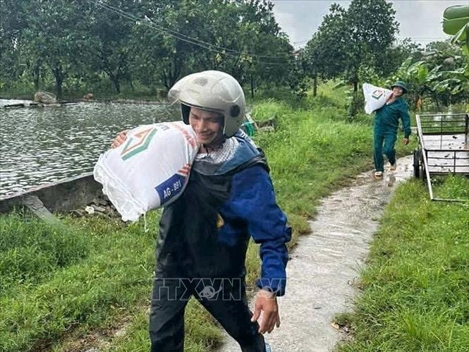 Bắc Ninh: Huy động hàng trăm cán bộ, chiến sỹ hỗ trợ nhân dân trong mưa lũ- Ảnh 6. Bắc Ninh: Huy động hàng trăm cán bộ, chiến sỹ hỗ trợ nhân dân trong mưa lũ- Ảnh 6.