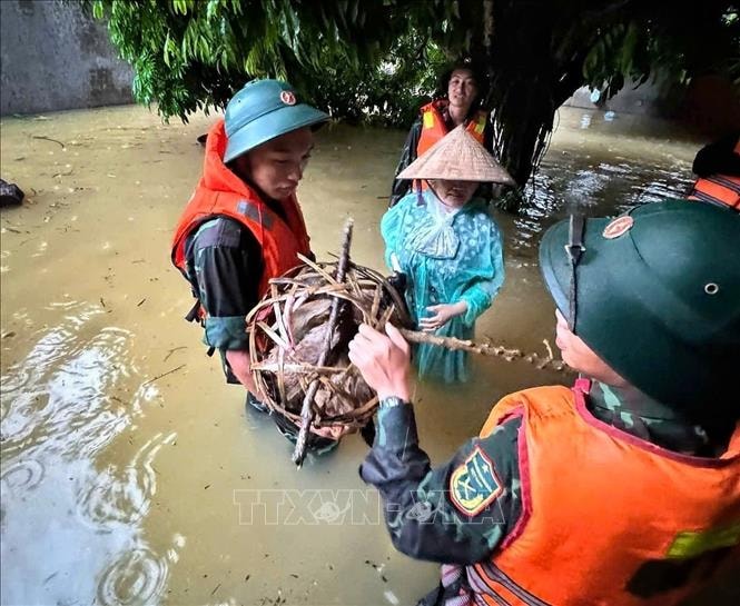 Bắc Ninh: Huy động hàng trăm cán bộ, chiến sỹ hỗ trợ nhân dân trong mưa lũ- Ảnh 4. Bắc Ninh: Huy động hàng trăm cán bộ, chiến sỹ hỗ trợ nhân dân trong mưa lũ- Ảnh 4.