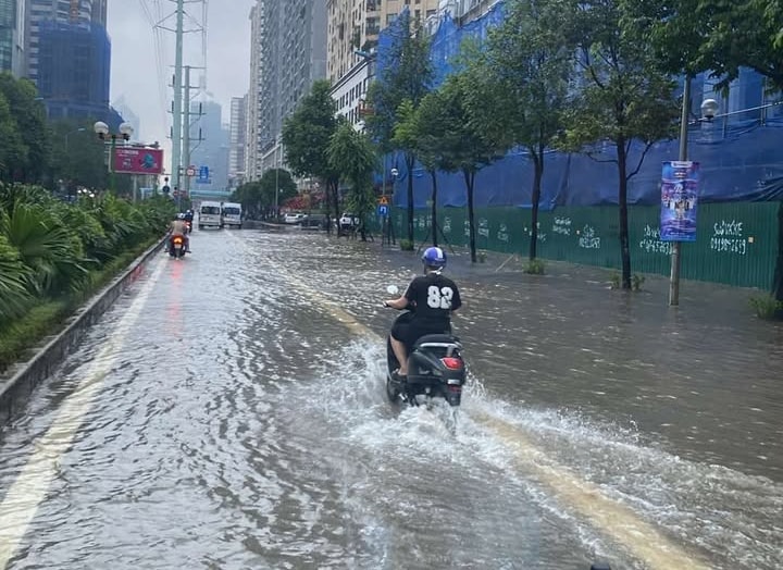 Cập nhật các tuyến đường ngập hôm nay 8/10 tại Hà Nội- Ảnh 5. Cập nhật các tuyến đường ngập hôm nay 8/10 tại Hà Nội- Ảnh 5.