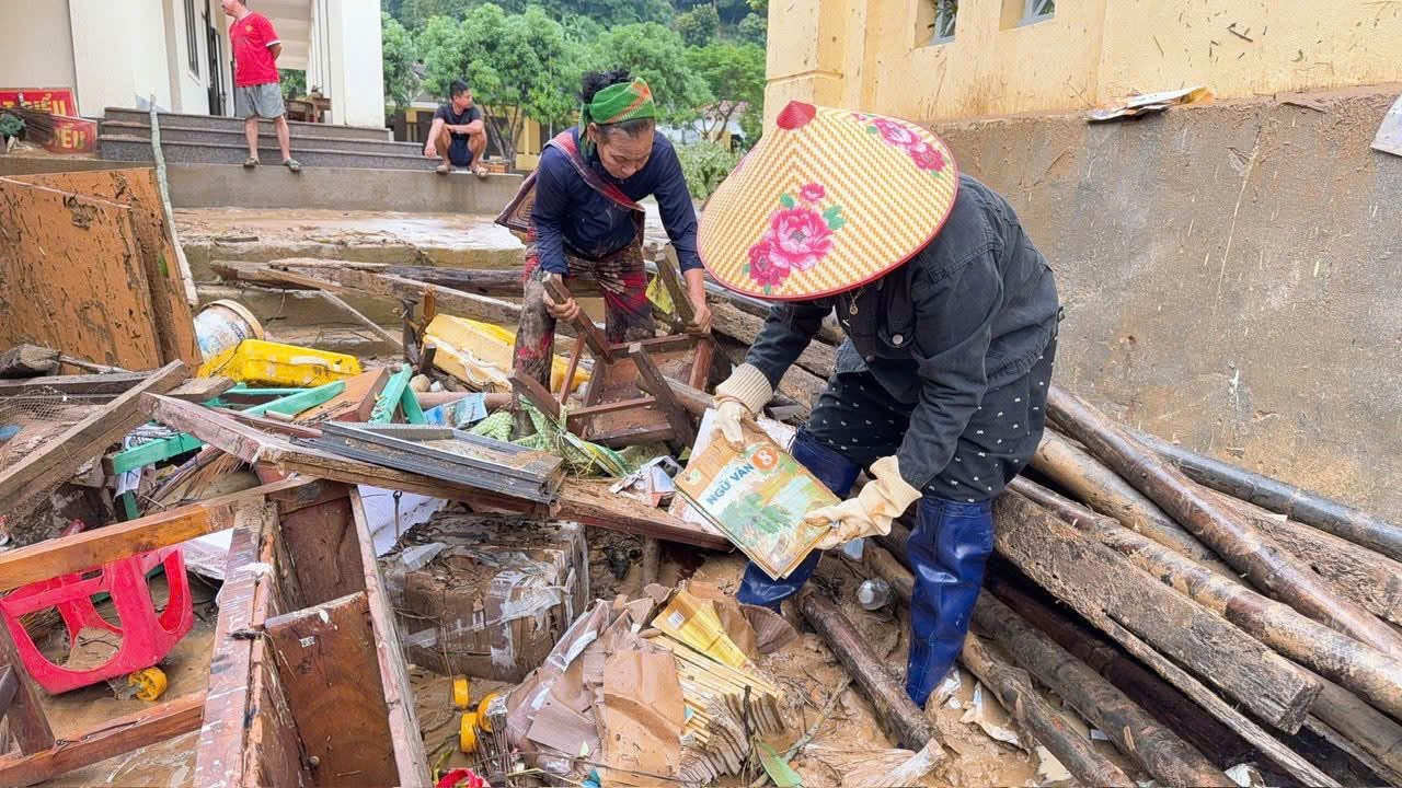 Cầu bị cuốn trôi, bắc ròng rọc đưa thầy trò vượt suối đến trường- Ảnh 8. Cầu bị cuốn trôi, bắc ròng rọc đưa thầy trò vượt suối đến trường- Ảnh 8.