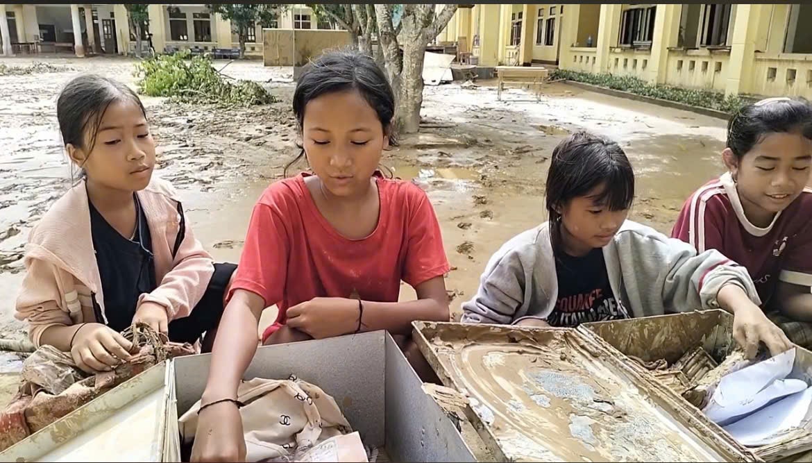 Cầu bị cuốn trôi, bắc ròng rọc đưa thầy trò vượt suối đến trường- Ảnh 9. Cầu bị cuốn trôi, bắc ròng rọc đưa thầy trò vượt suối đến trường- Ảnh 9.