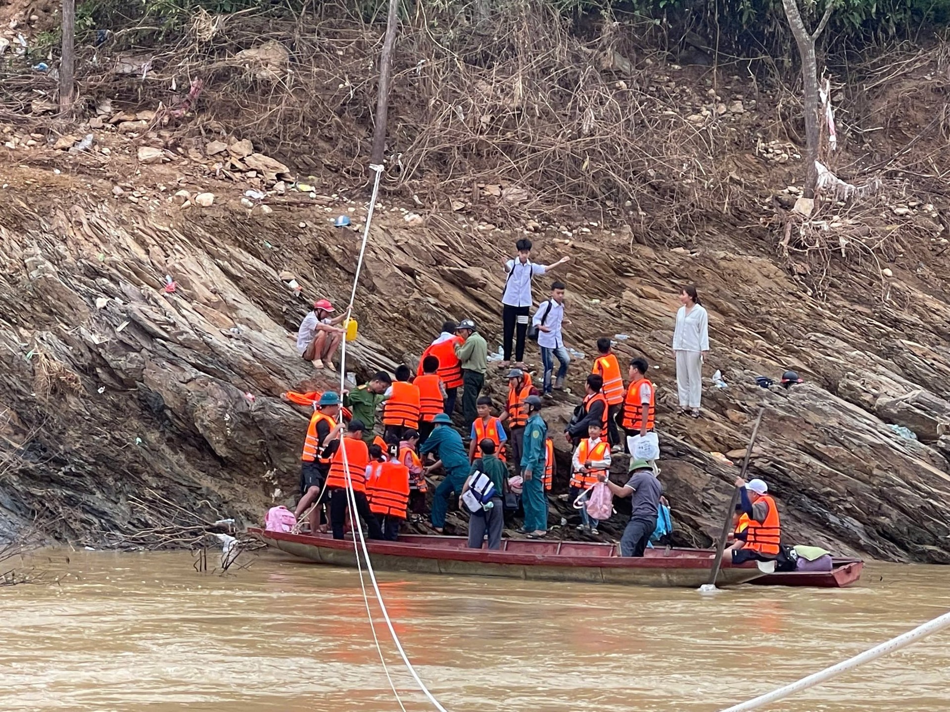 Cầu bị cuốn trôi, bắc ròng rọc đưa thầy trò vượt suối đến trường- Ảnh 5. Cầu bị cuốn trôi, bắc ròng rọc đưa thầy trò vượt suối đến trường- Ảnh 5.