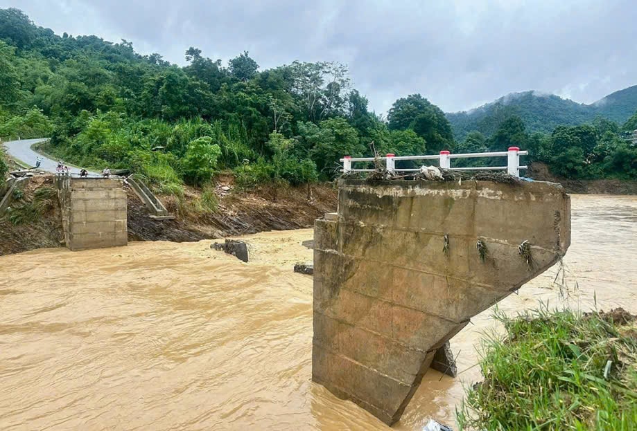 Cầu bị cuốn trôi, bắc ròng rọc đưa thầy trò vượt suối đến trường- Ảnh 2. Cầu bị cuốn trôi, bắc ròng rọc đưa thầy trò vượt suối đến trường- Ảnh 2.