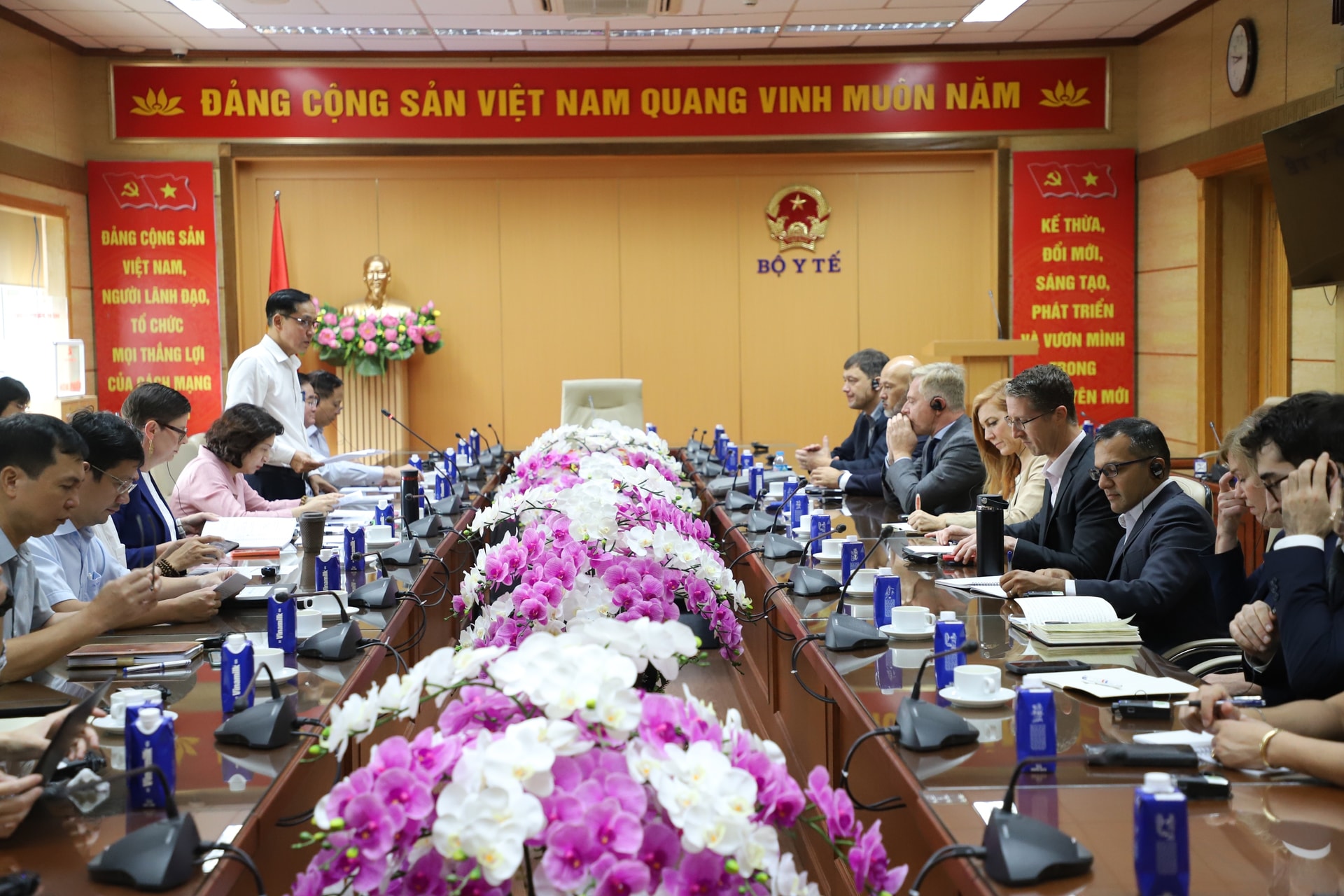Thứ trưởng Bộ Y tế Nguyễn Thị Liên Hương tiếp, làm việc với đoàn công tác Quỹ Toàn cầu- Ảnh 4. Thứ trưởng Bộ Y tế Nguyễn Thị Liên Hương tiếp, làm việc với đoàn công tác Quỹ Toàn cầu- Ảnh 4.